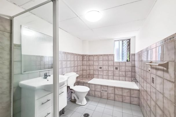 LOW-MAINTENANCE 2-BEDROOM APARTMENT IN POPULAR STREET! - Photo 1