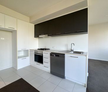Modern Lakeside Apartment - Photo 3
