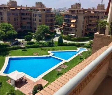 2 bedroom luxury penthouse for rent in Valencia - Photo 2