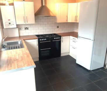 3 bedroom semi-detached house to rent - Photo 2