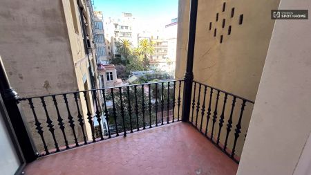 Rooms for rent in 8-bedroom apartment in L'Eixample - Photo 4
