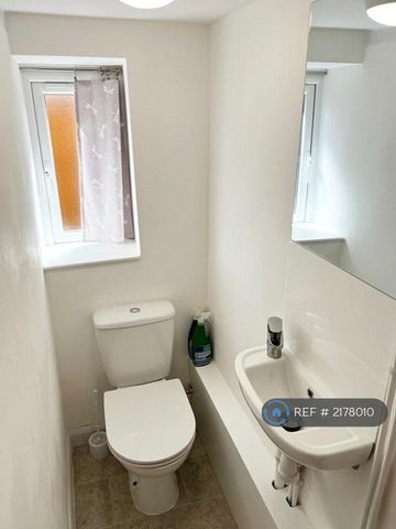 3 bedroom end of terrace house to rent - Photo 5