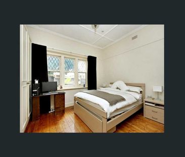 BRILLIANTLY ACCOMODATING IN BAYSIDE!! - Photo 2