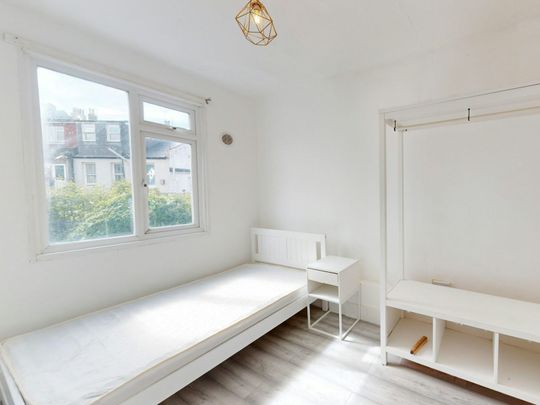 Flat to rent on - Photo 1