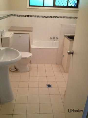 Lovely Top Floor Unit in a Convenient Elanora Location - Photo 5