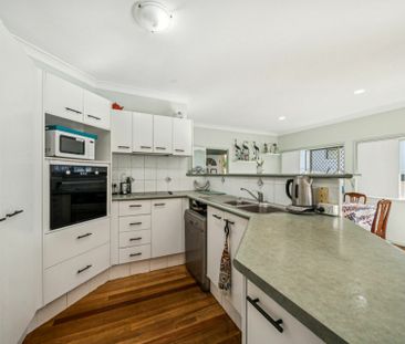 SPACIOUIS THREE BEDROOM HOME IN GREAT LOCATION - WALK TO EVERYTHING! - Photo 3