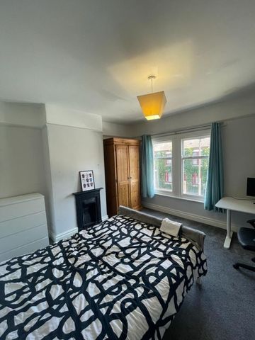 30 Curzon Street - New Carpets , paintwork & furniture for 2027Loughborough - Photo 2