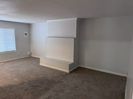 FREE RENT! Pet Friendly 3 bedroom in Four-Plex with Storage - Photo 4