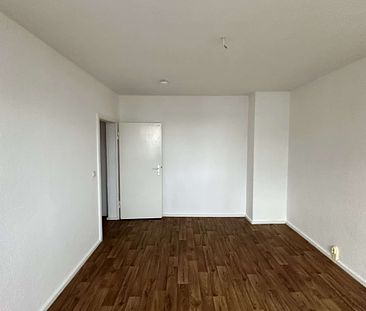 geräumige 1-Raum-Wohnung, Wannenbad mit Fenster, Keller und Stellpl. mgl. - Photo 4