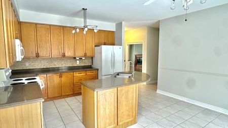 For Lease - 1076 Broughton Lane, Newmarket, Ontario - Photo 3