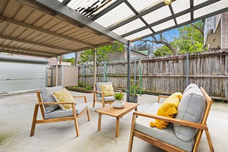 Tastefully Updated, Conveniently Situated, Sun-Kissed And Spacious Two Bedroom Family Home, Only Moments To Cafes And Transport - Photo 2