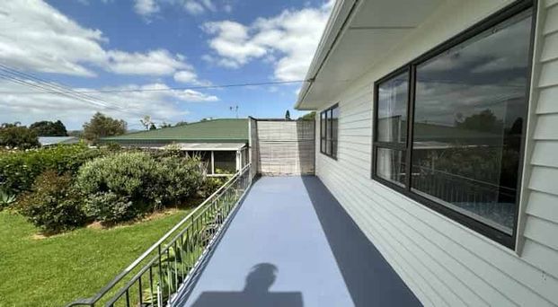 Family Friendly on Ford Avenue - Photo 1