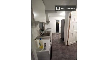 Room for rent in 5-bedroom house in Ballybough, Dublin - Photo 3