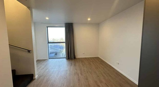 Perfectly located townhouse with stunning views! - Photo 1