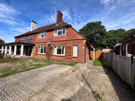 3 bed house to rent in The Chestnuts, West Malling, ME19 - Photo 2