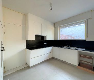 Gerenoveerde halfopen bebouwing met 3 slaapkamers en garage in cent... - Photo 2