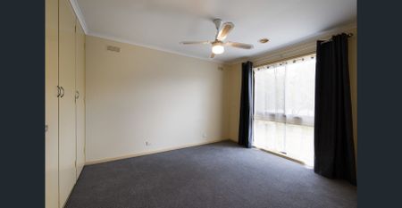 Easy living and perfectly located in popular Strathdale. - Photo 2