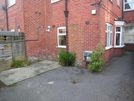 Bedroom First Floor Flat In Moordown, BH9 - Photo 3