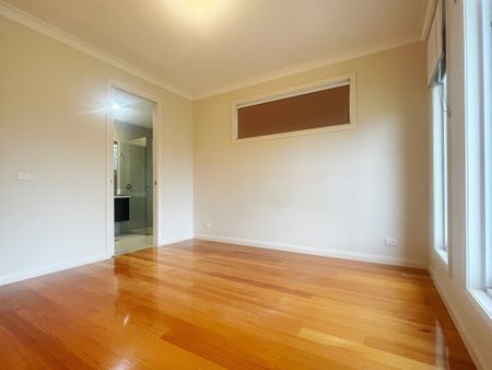 IMPRESSIVE TOWNHOUSE IN MOUNT WAVERLEY SCHOOL ZONE (STSA) - Photo 4