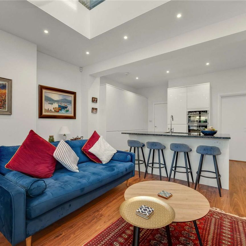 A refurbished four-bedroom family home in excellent proximity to local shops and Norbiton train station, further benefitting from a private rear garden. - Photo 1