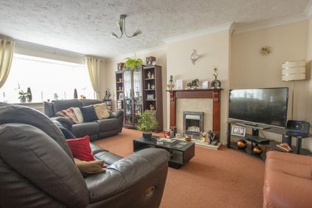 3 bedroom semi-detached bungalow to rent - Photo 2