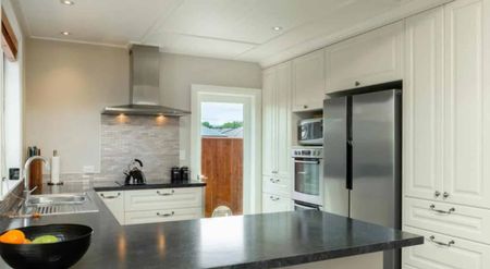 Stunning Renovated Three bedroom Villa - Photo 2