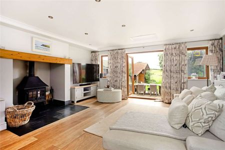 A beautifully proportioned family home in the heart of Easton. - Photo 4