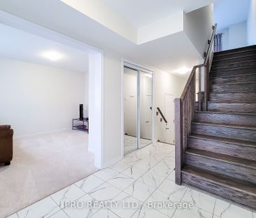 Townhouse For Lease | X8130570 - Photo 4