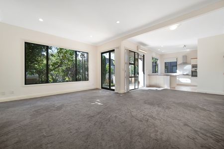 Palatial Redecorated Home in Zone.. - Photo 3