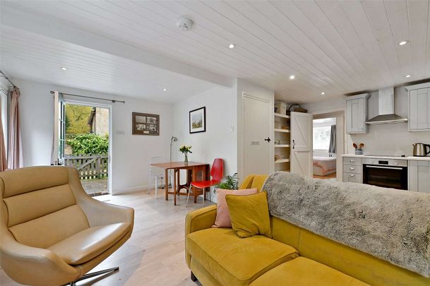 Superb two bedroom ground floor flat in Burford. 2ND HOME OR CORPORATE LET ONLY - Photo 1