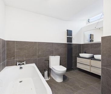 Apt 1 Pier House, 1 Seafront Road, Holywood, BT18 0BB - Photo 6