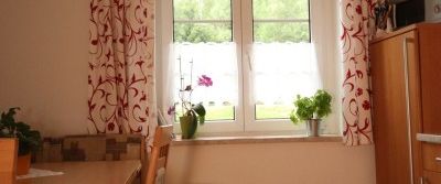 Wohnen, wo andere Urlaub machen! 3 Räume und Sonnenbalkon in Hammerunterwiesenthal! - Photo 1