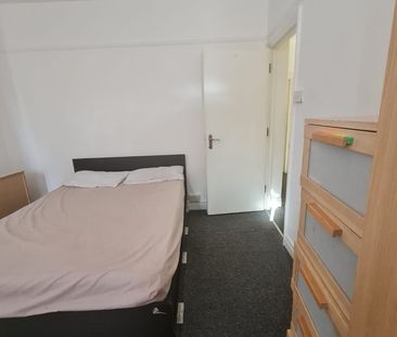 Room in a Shared House, Springfield Drive, IG2 - Photo 1