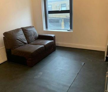 White Abbey Road, Bradford, BD8 - Photo 1