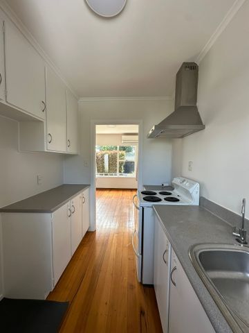 Charming Elevated Unit in the Heart of Mt Eden - A Perfect Blend of Comfort and Convenience! - Photo 2