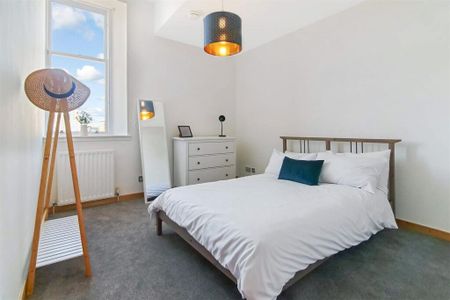 4 bedroom flat to rent - Photo 3