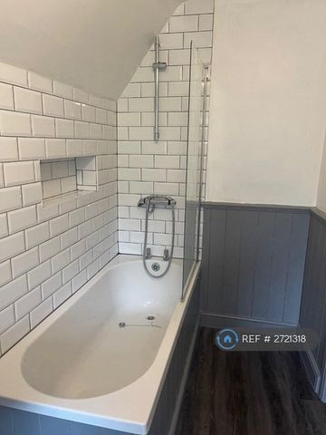 3 bedroom flat to rent - Photo 2