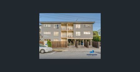 SPACIOUS, BRIGHT & PERFECTLY LOCATED - Photo 4