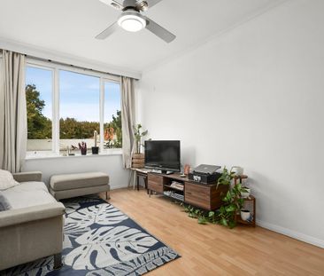 Sunlit Sanctuary in Iconic 1960s Building - Prime Village Location ... - Photo 5