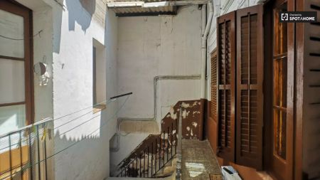 Spacious room in 3-bedroom apartment in El Raval, Barcelona - Photo 5