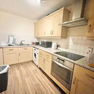 1 bedroom in a flat share to rent - Photo 2