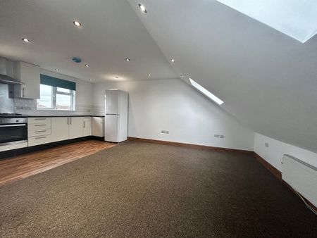 3 Bed Maisonette, Hedge Lane, N13 - Photo 2