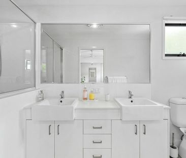 MODERN THREE BEDROOM PLUS STUDY TOWNHOUSE - Photo 4