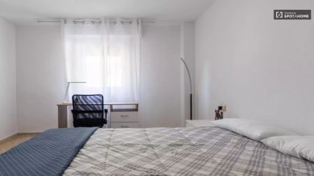 Double bed in Rooms for rent in 4-bedroom apartment in Burjassot - Photo 4