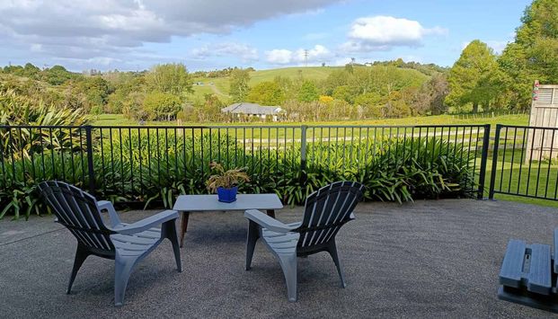 4BR Maunu Retreat with gorgeous views - Photo 1