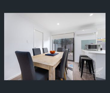 3-Bedroom Modern Townhouse With Private Courtyard & Shared Pool! - Photo 3