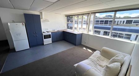 LARGE APARTMENT WITH SPACIOUS LIVING AREAS & BEDROOMS: - Photo 3