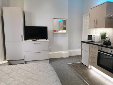 1 bedroom in a house share to rent - Photo 2