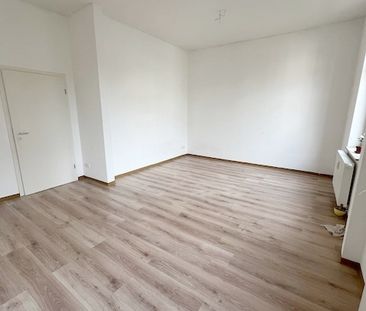 Helle & moderne 2-Zimmer-Altbauwohnung mit Einbauküche in zentraler Lage - Photo 2