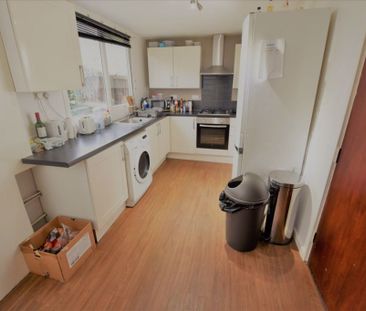 5 bedroom House in Woodbridge Lawn, Leeds - Photo 4